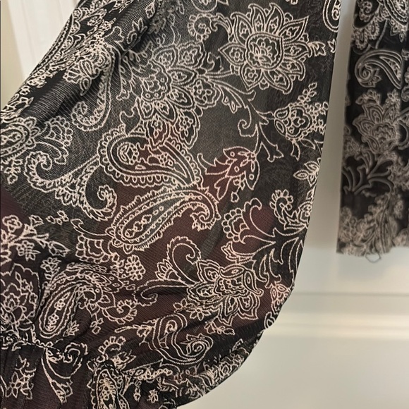 DR2 Black with Cream paisley Blouse with V-Neckline - Picture 4 of 8